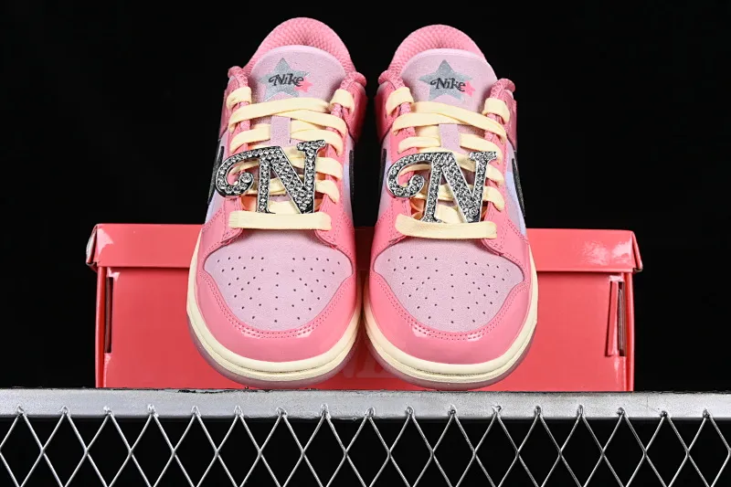 All categories Nk SB Dunk series Nk SB Dunk Low low-top sneakers M version pure original Nk Dunk Low "Barbie" Barbie SB low-top sports and leisure sneakers FN8927-621